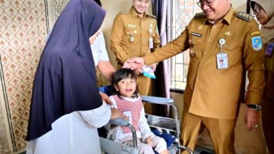 Gandeng Baznas Kota Jambi, Walikota Beri Bantuan Kursi Roda Anak 6 Tahun