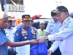Pemkot Jambi Serahkan Bantuan Tanggap Darurat di Jambi Kota Seberang