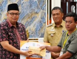 Ketua DPRD Turut Berpartisipasi, Berikan Bansos Kebakaran