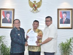 Wali Kota Bersama Ketua DPRD Kota Jambi Serahkan Surat Permohonan Pencabutan Zona Merah ke Presiden