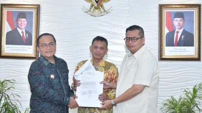 Wali Kota Bersama Ketua DPRD Kota Jambi Serahkan Surat Permohonan Pencabutan Zona Merah ke Presiden