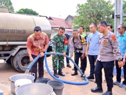 Ditreskrimsus Polda Jambi Salurkan 10 Ton Air Bersih dan 100 Paket Sembako untuk Warga Kenali Asam Atas