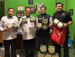 Kabut Asap Semakin Pekat !! Cegah ISPA, Ketua PWI Kota Jambi Serahkan Masker ke SMA YPWI