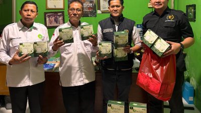 Kabut Asap Semakin Pekat !! Cegah ISPA, Ketua PWI Kota Jambi Serahkan Masker ke SMA YPWI