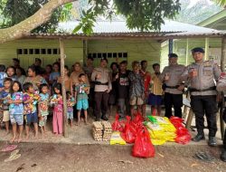 Peduli Warga Suku Anak Dalam, Satbrimob Polda Jambi Bagikan Sembako ke Desa SPA