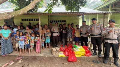 Peduli Warga Suku Anak Dalam, Satbrimob Polda Jambi Bagikan Sembako ke Desa SPA