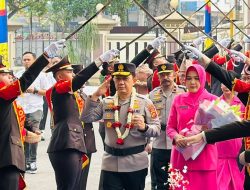 Disambut Pedang Pora dan Seloko Adat, Irjen Pol Widodo Tiba di Mapolda Jambi