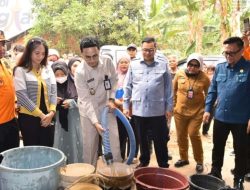 Pemkot Jambi, Ketua DPRD dan Perumdam Tirta Mayang Serahkan Bantuan Air Bersih Warga Terdampak Kekeringan