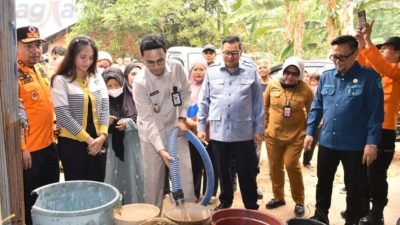 Pemkot Jambi, Ketua DPRD dan Perumdam Tirta Mayang Serahkan Bantuan Air Bersih Warga Terdampak Kekeringan